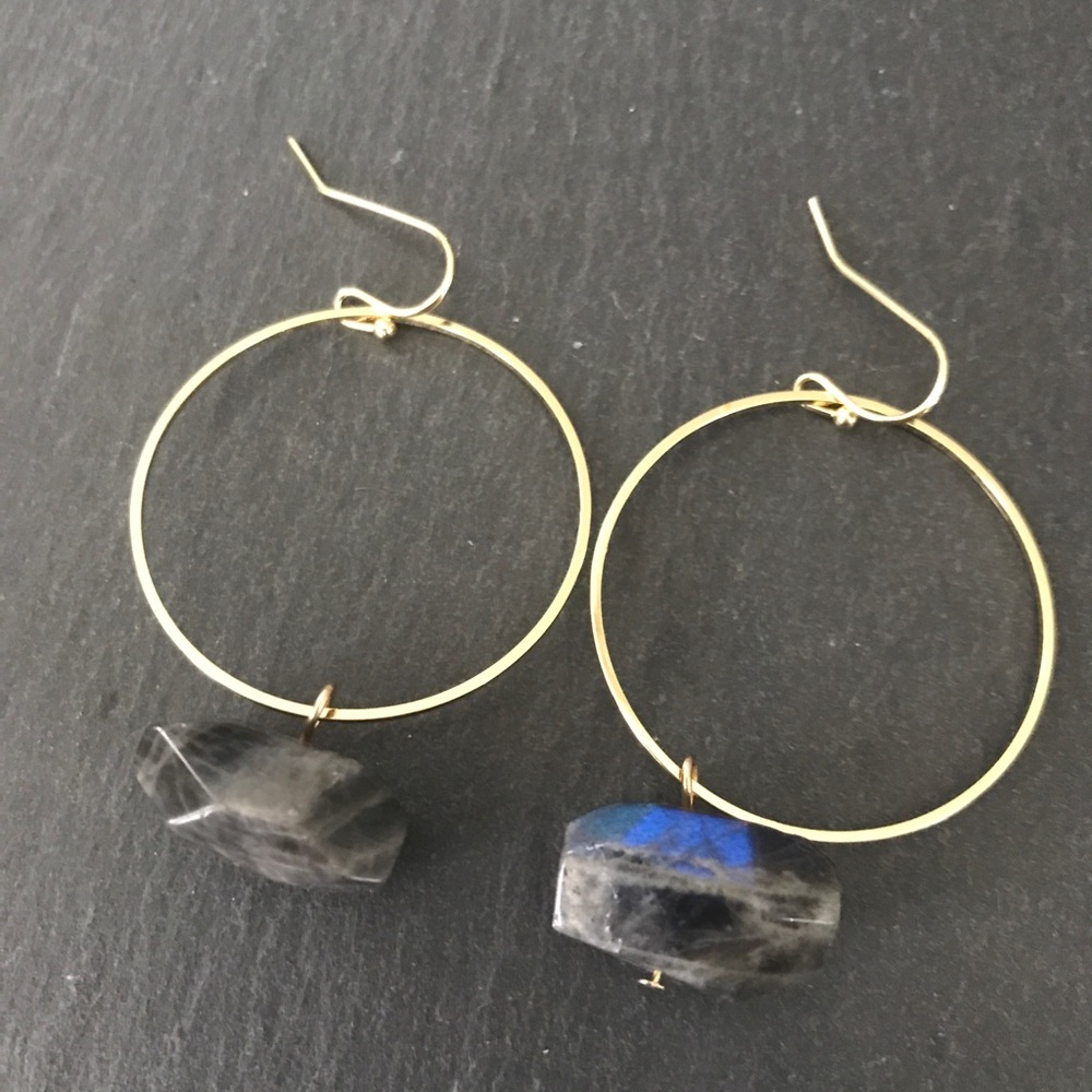 Gold toned hoops with rough facet crystals - Picture 4 of 5